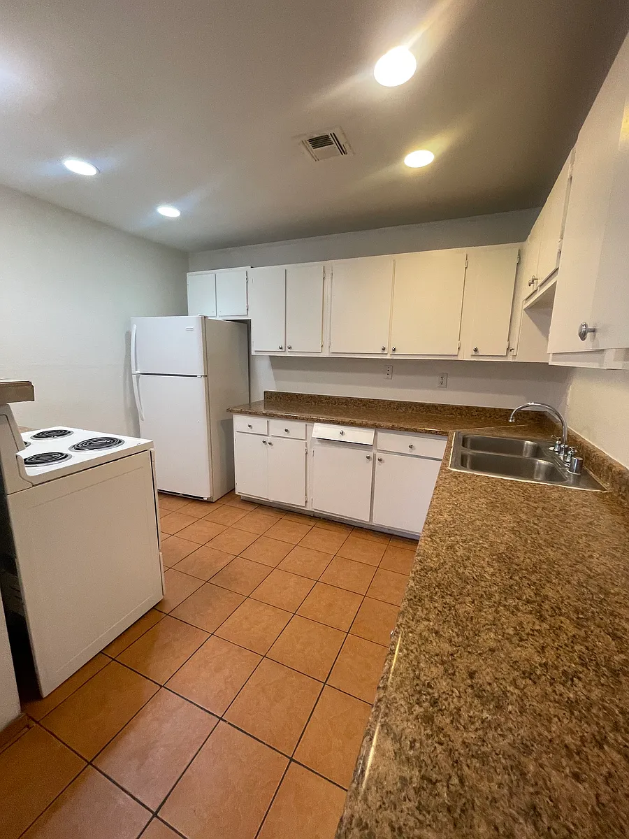 Photo 1 of 8 - 6237 Yerba Ln #D - Las Vegas, NV Primary Photo - 6237 Yerba Ln #D