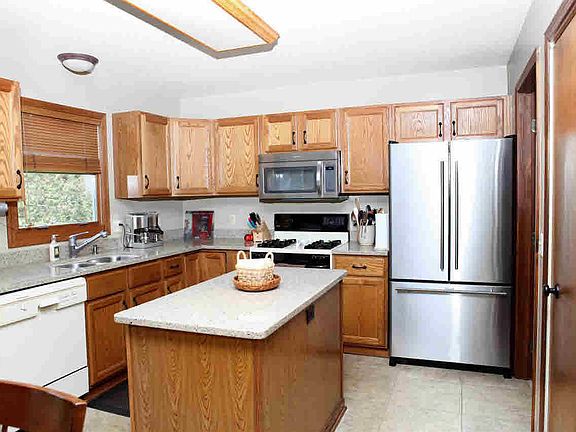 3rd image of 2716 Elton Cir