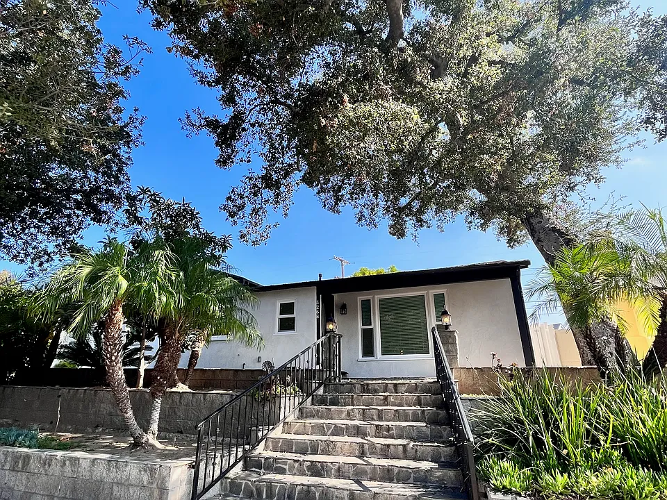 3268 La Crescenta Ave