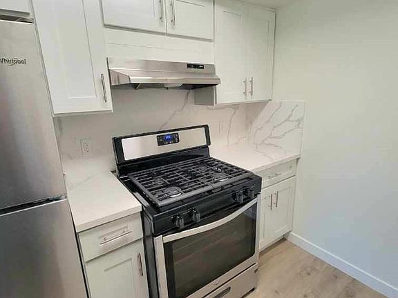 4th image of 13951 Moorpark St #301