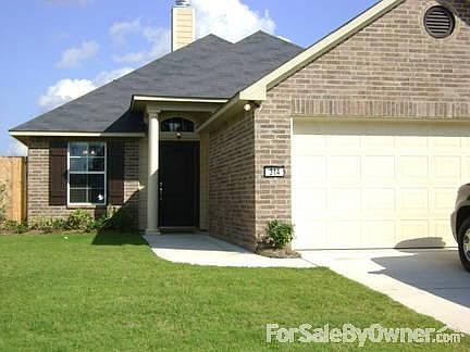 Front view of home : Located in a cul de sac.