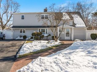 41 Faith Ln, Westbury, NY 11590