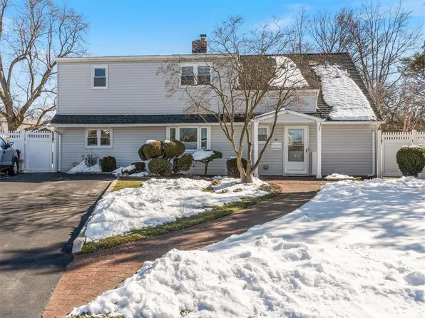 41 Faith Lane, Westbury, NY 11590