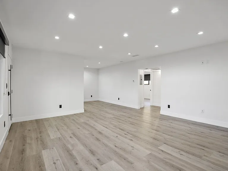 955 N Oxford Ave — Photo 21