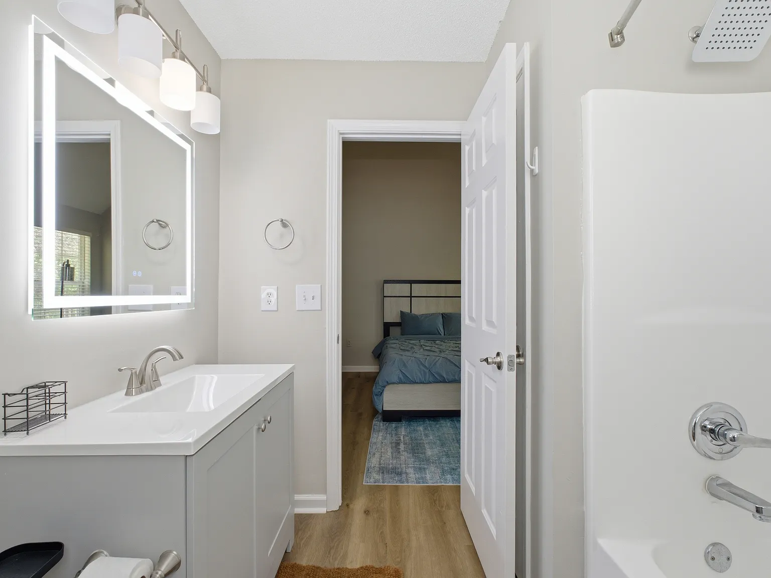 3 bed, 1046 sqft, $2,500 — Photo 3
