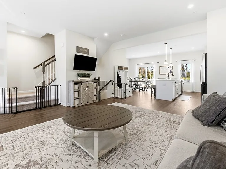 7402 Chestnut Way — Photo 16