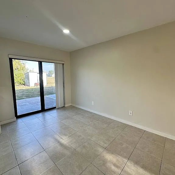 741 NE 7th Pl — Photo 4