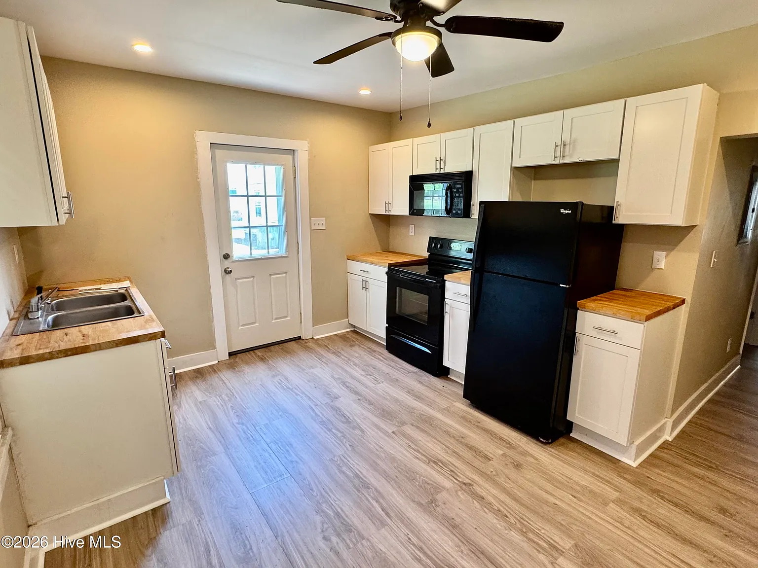 2 bed, 1.0 bath, $850 — Photo 2