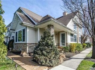 110 Links Ct, Port Washington, NY 11050