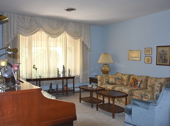 3rd image of 520 Fairlane Dr