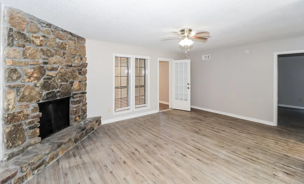 3 bed, 2.0 bath, 1500 sqft, $1,615 — Photo 4