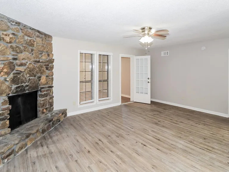 2705 Van Leer Dr — Photo 4