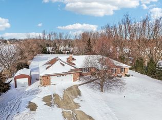 44W110 Fox Wilds Dr, Saint Charles, IL 60175