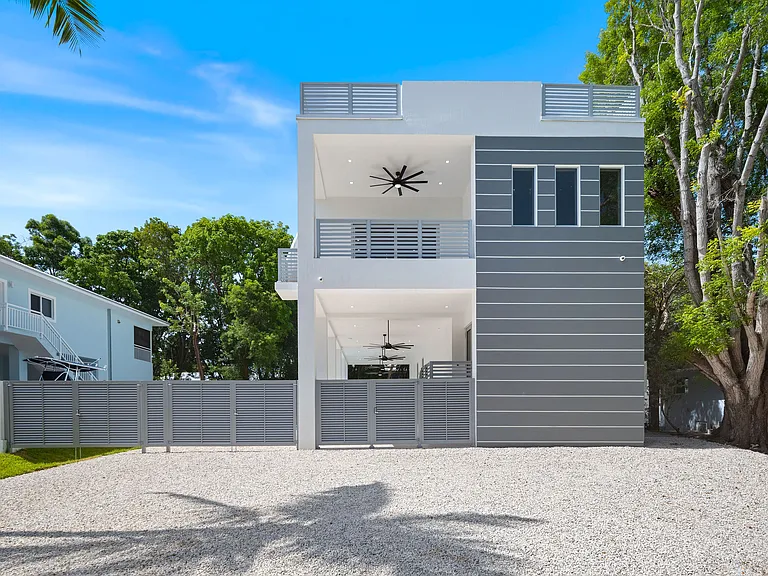 365 Buttonwood Shores Dr — Photo 1
