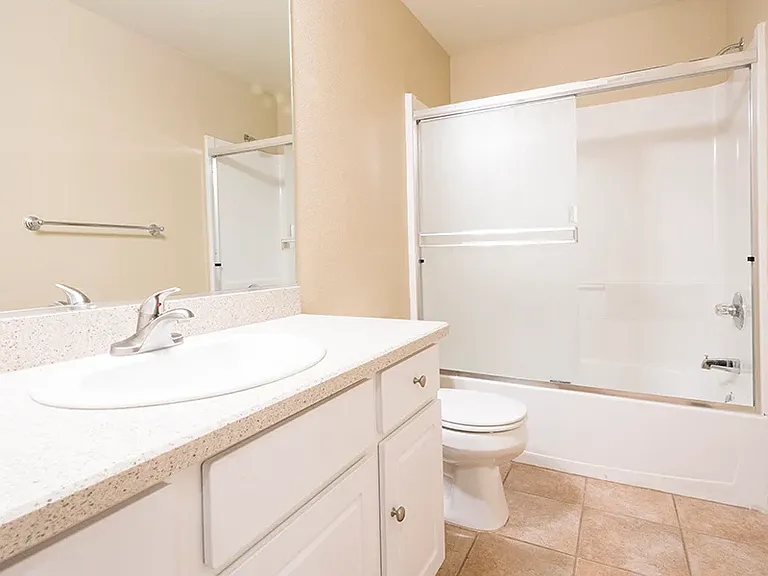 Lincoln Gardens Apartments — Photo 16
