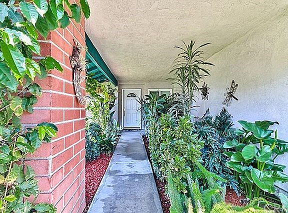 Entry way to front door