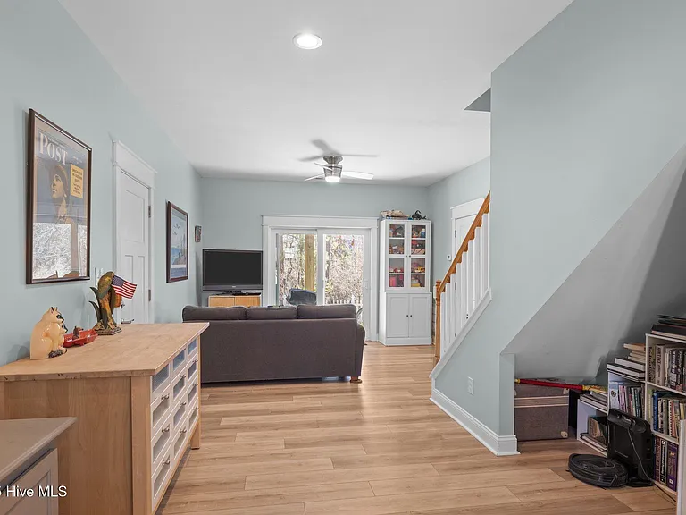 310 Lord Berkeley Dr — Photo 8
