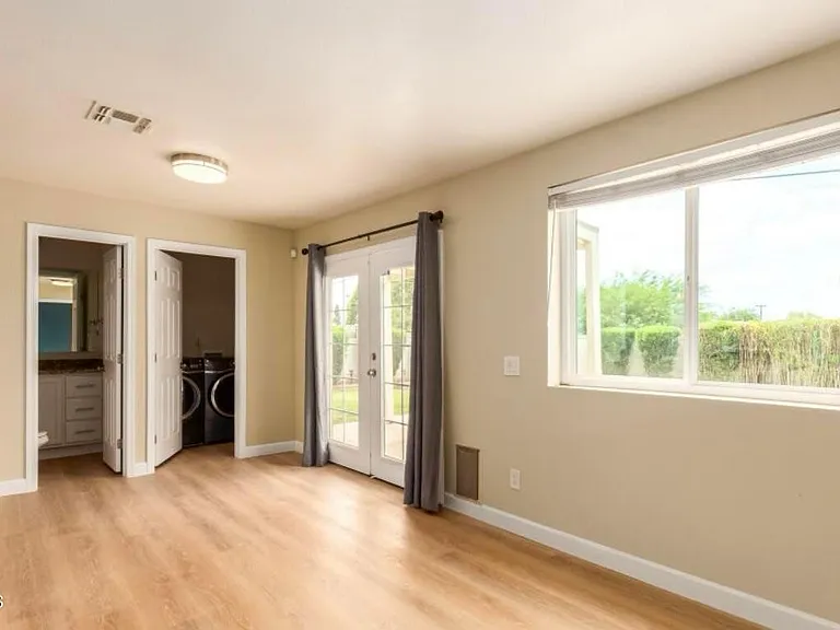 919 E La Jolla Dr — Photo 8