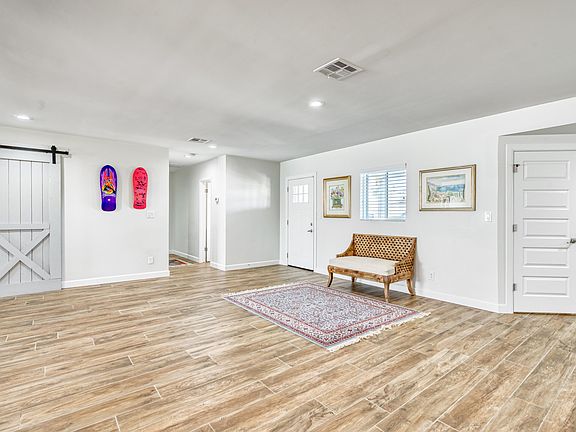 3rd image of 5402 E Pinchot Ave
