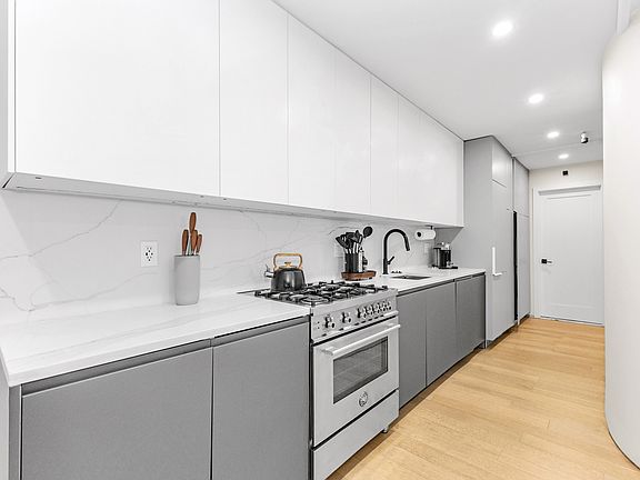 3rd image of 207 E 120th St APT 1R
