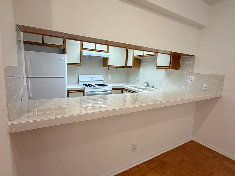 857 S Plymouth Blvd #303 — Photo 5