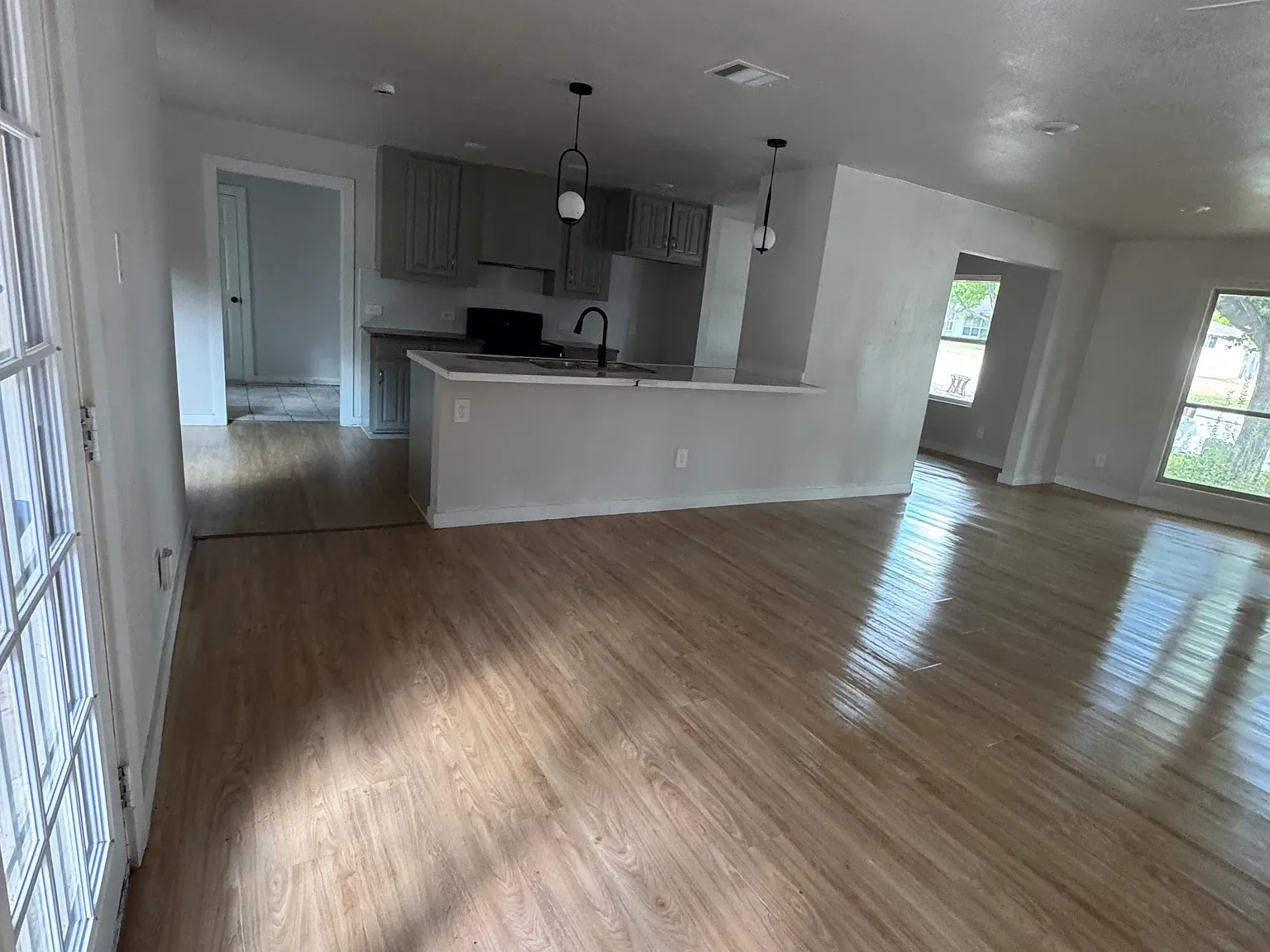 4 bed, 1900 sqft, $2,500 — Photo 3