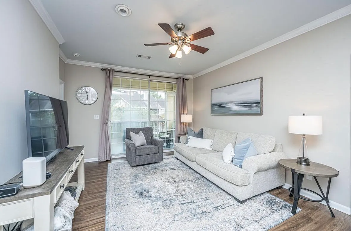 2 bed, 1049 sqft, $3,400 — Photo 1