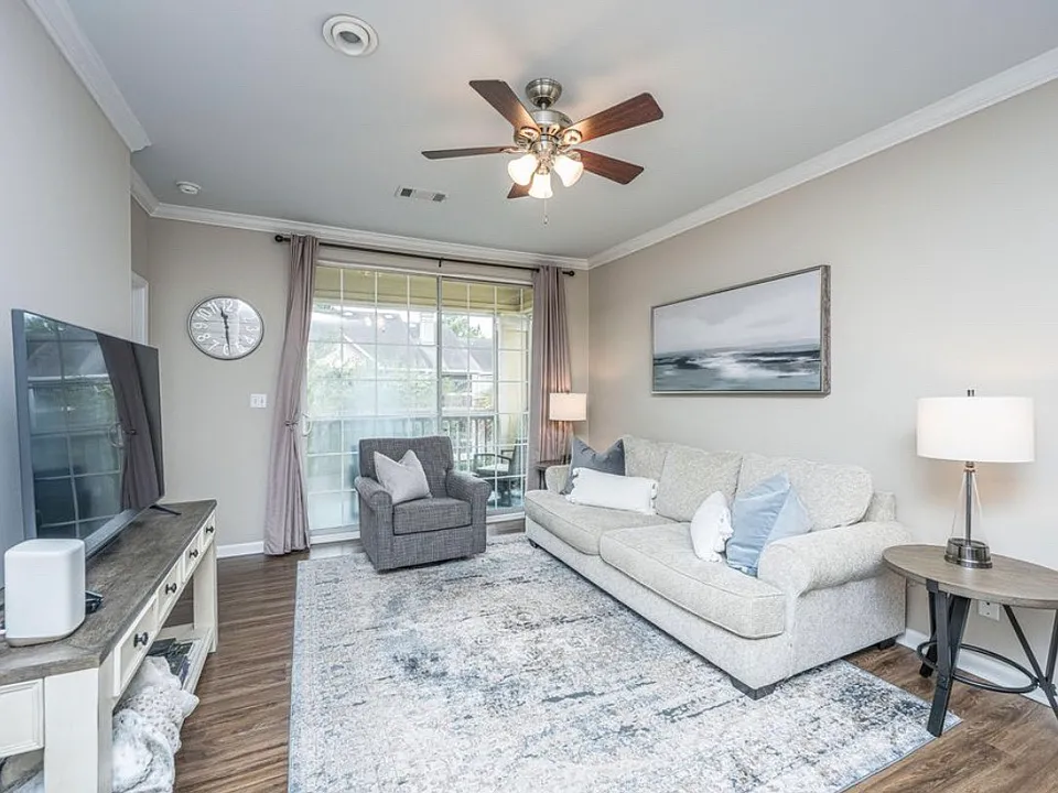 1600 Long Grove Dr #825