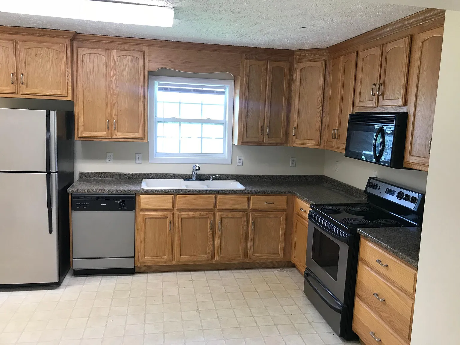 3 bed, 1.5 bath, 1261 sqft, $1,600 — Photo 3