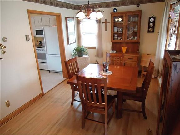 3rd image of 304 1st St SE