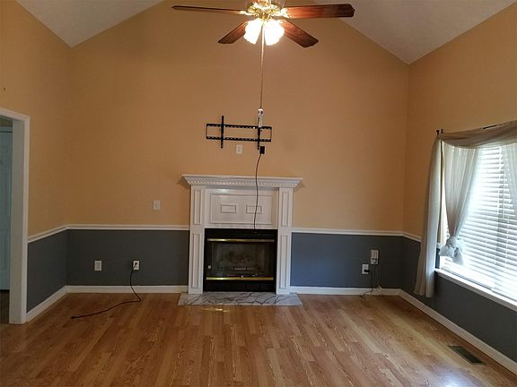 2nd image of 1403 Sycamore Dr