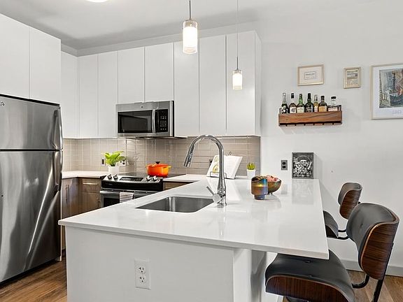 5th image of 180 Telford St Unit 215