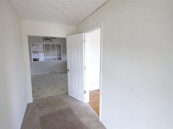 4th image of 121 Hillcrest Dr