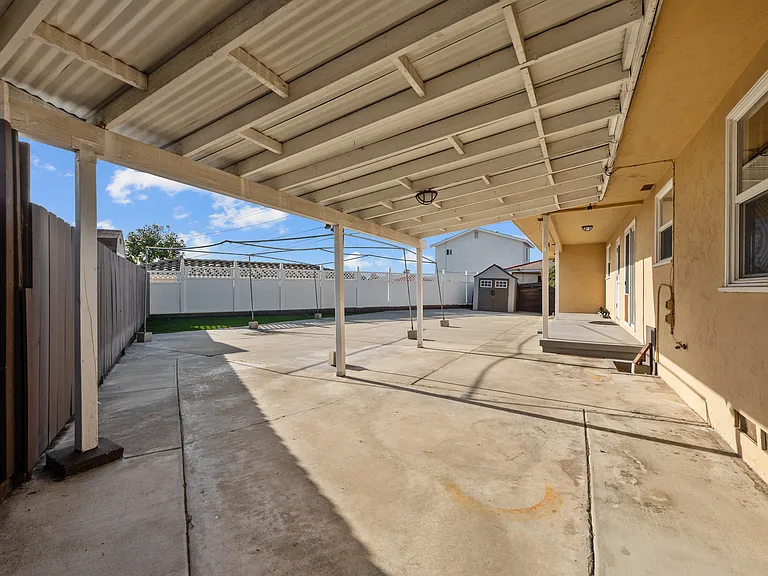 2260 Altadena Ave — Photo 22