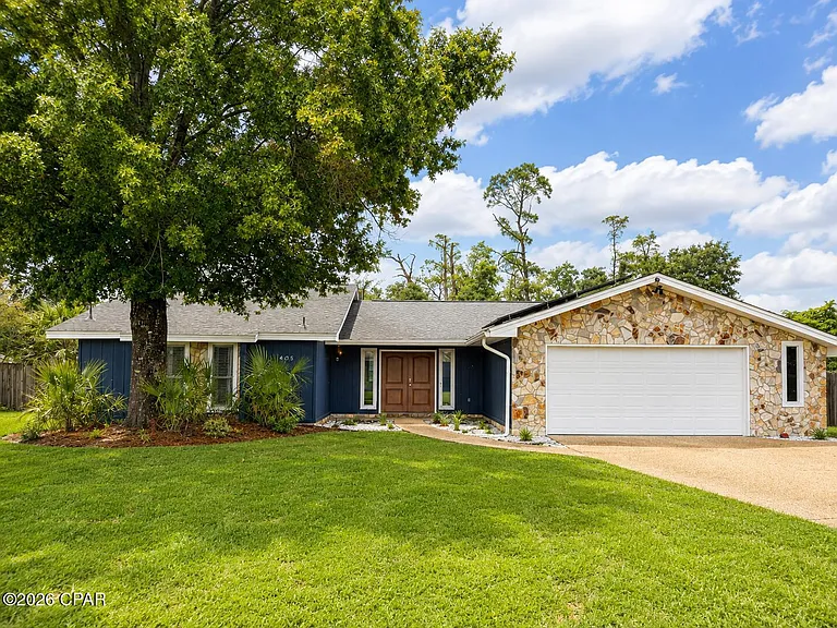 3015 Longwood Cir — Photo 1