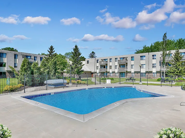 Eagle Pointe | St.Paul | Outdoor Pool