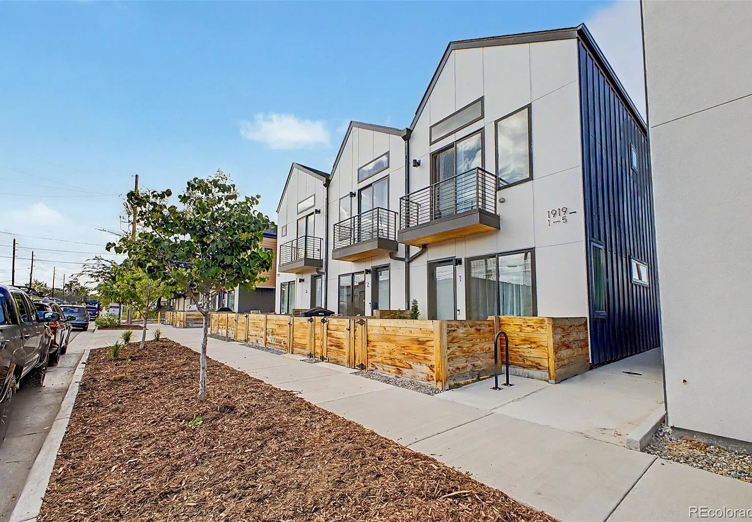 2 bed, 1.5 bath, 1004 sqft, $2,400 — Photo 2