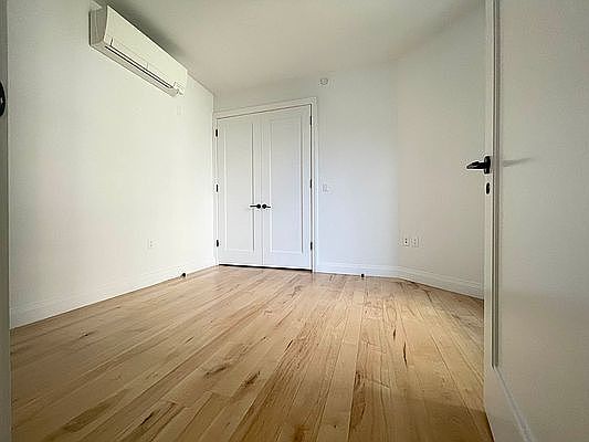 4th image of 564 Saint Johns Pl #3I7