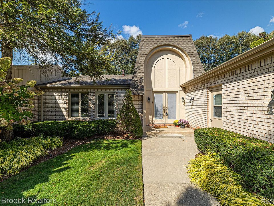 1st image of 5163 Woodlands Dr