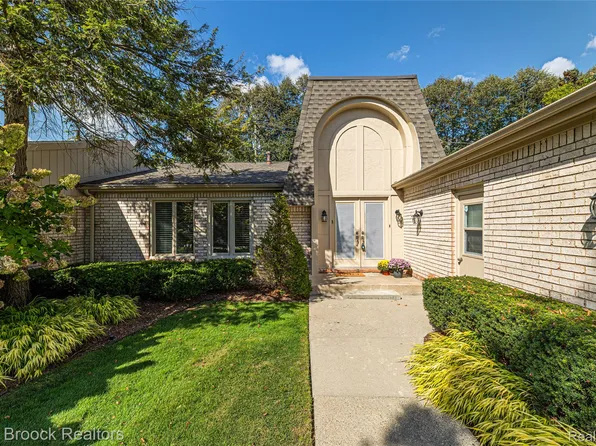 5163 Woodlands Dr, Bloomfield Township, MI 48302