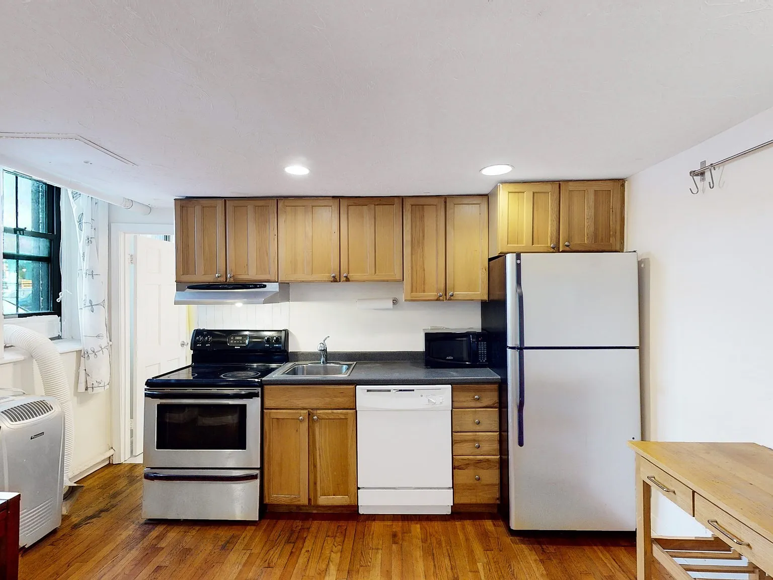 2 bed, 1.0 bath, 711 sqft, $2,700 — Photo 4