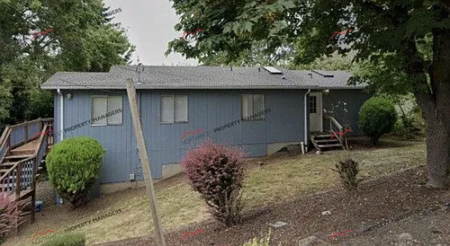 689 NE Franklin Ave Photo 1