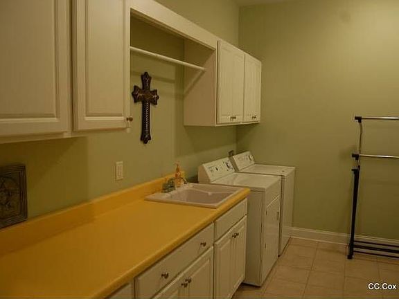 spacious laundry rm w/ xt