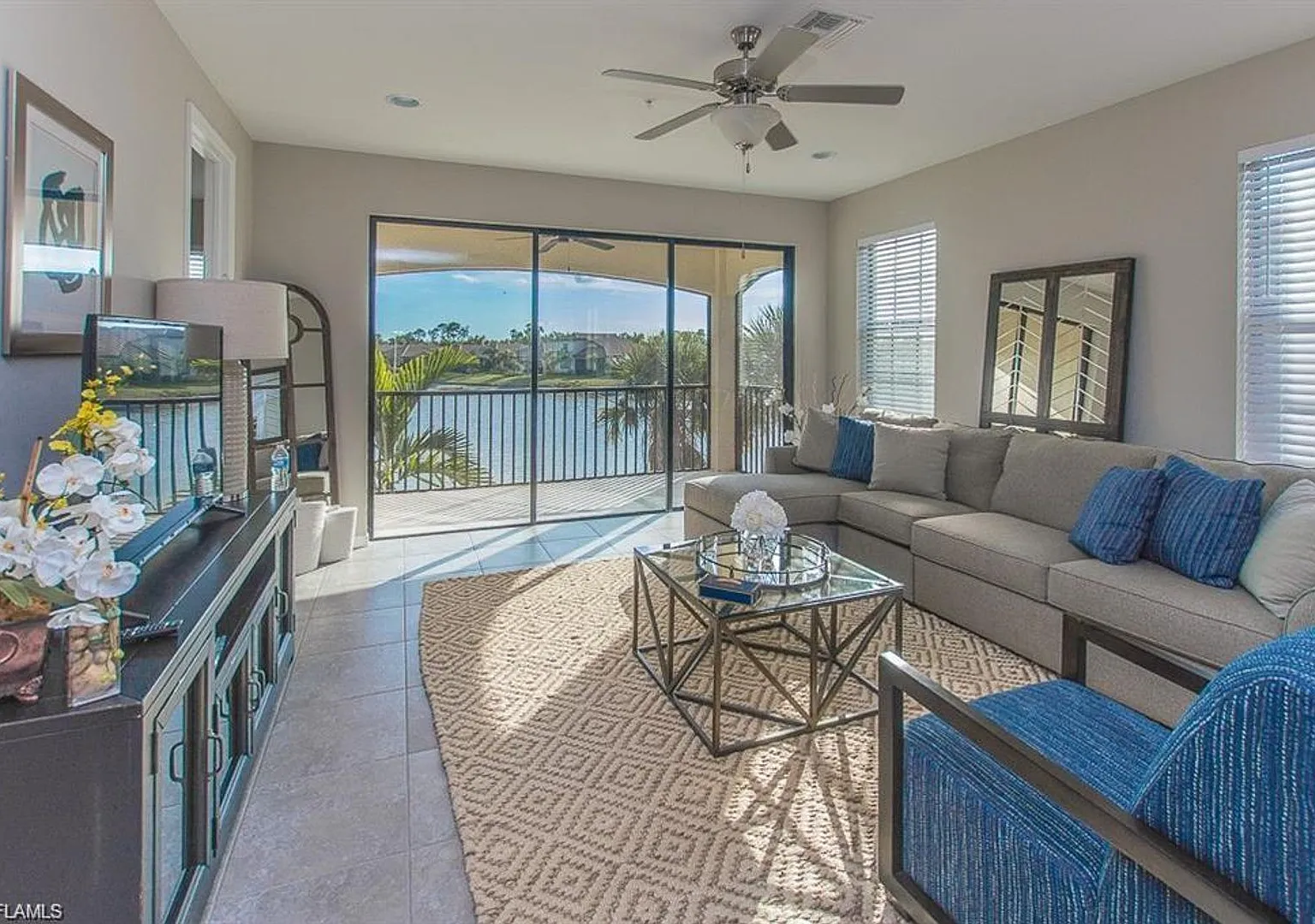 Brand new Construction Coach Home in Paloma Overlooking the Lake! — Photo 3