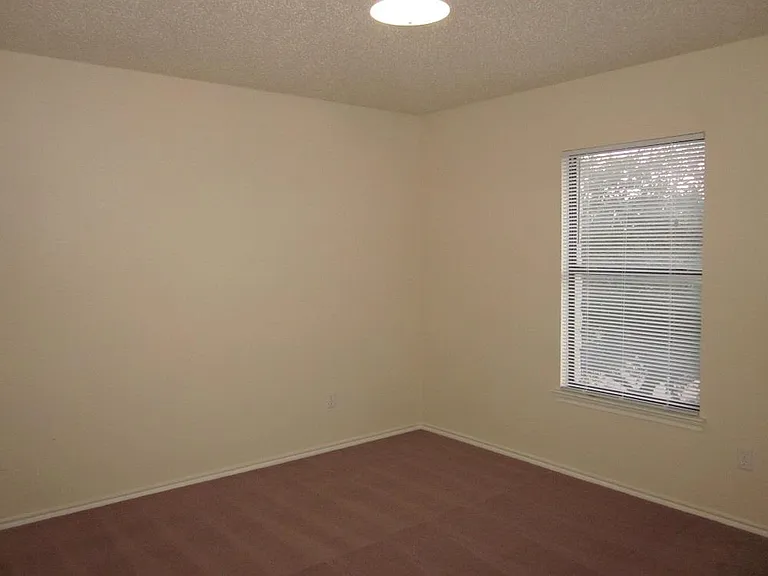 1102 Comfort St — Photo 17