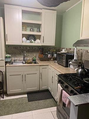 1st image of 809 NE 140th St