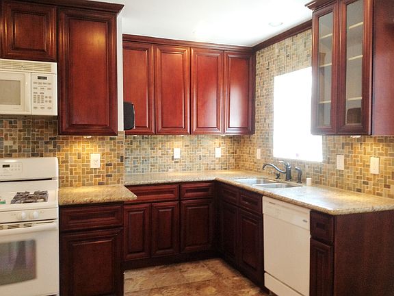 4th image of 813 Commercial Ave