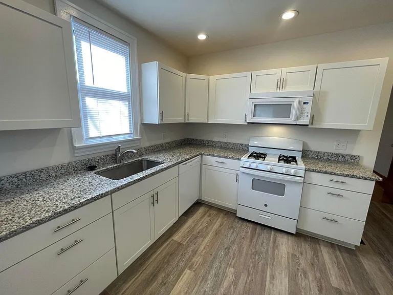 2998 Indianola Ave — Photo 7