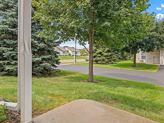 3rd image of 78 Bridgewater Trl