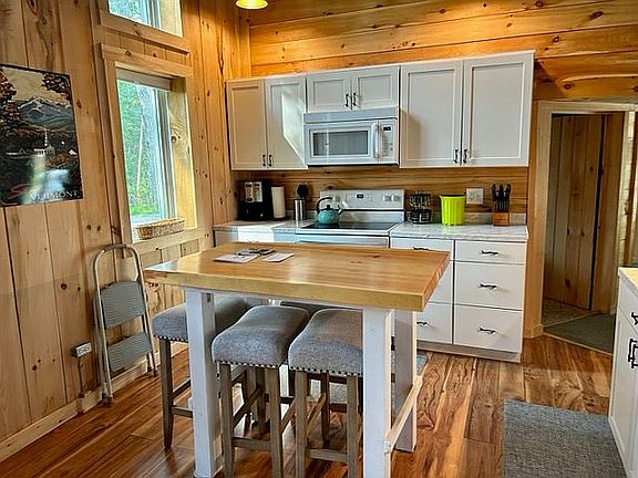 kitchen-w/ tall ceiling